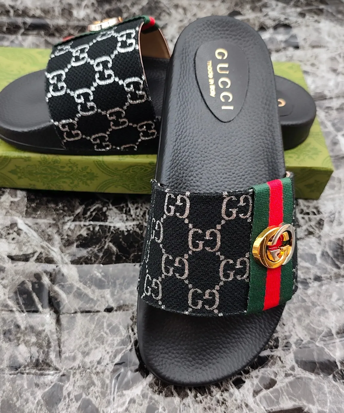 👟👟Ex-factory price 260👟👟 (available all year round), same style for men and women, size 35--48. Couple style🎗Louis Vuitton "LV" slippers, a much-anticipated one, so beautiful that it will melt your hearts❤! It is simply a masterpiece of extraordinary craftsmanship. It is a must-have for everyone. It is made by open mold. It feels Q-bounce and super soft on the feet. It is super delicate on the feet. It is an exclusive model. There are many layouts, so there is always one you like🎉🎉